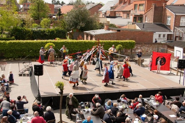 Boezeroenen schitteren op meiboomviering