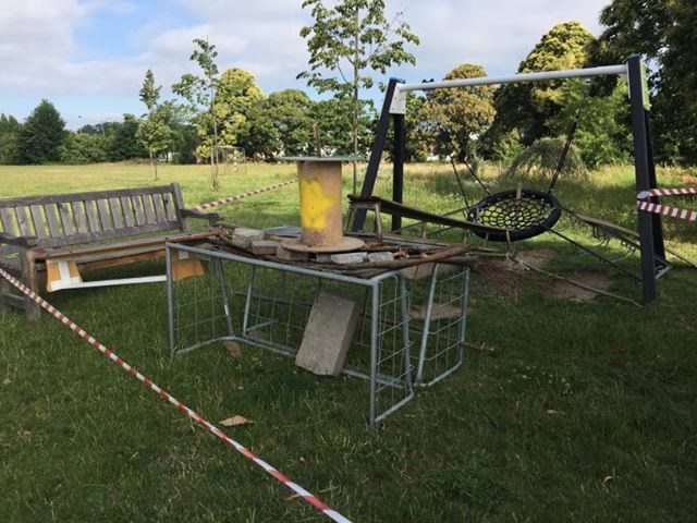 Vandalen vernielen rustplaatsen van leerlingen Schakelschool Kuringen