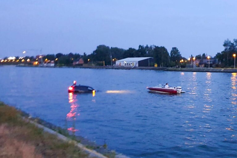 Vrouw valt in slaap en rijdt in kanaal