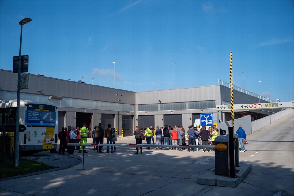 Gevel stelplaats De Lijn in brand door onkruidverbranding