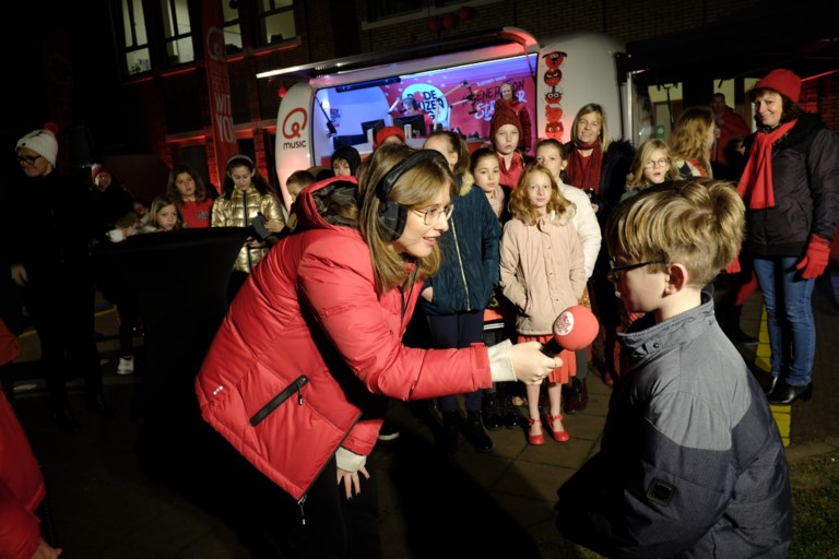 Qmusic-dj’s wekken Hasseltse kinderen na slaapfeestje op school