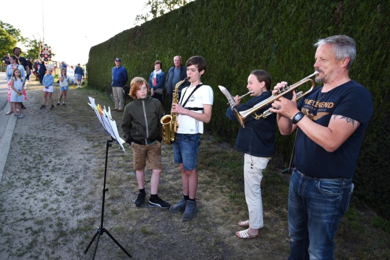 Trompettist van de weg gereden tijdens ode voor de zorg